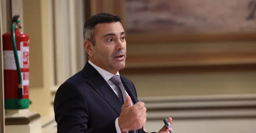 Oswaldo Betancort durante su intervención en el Parlamento de Canarias.