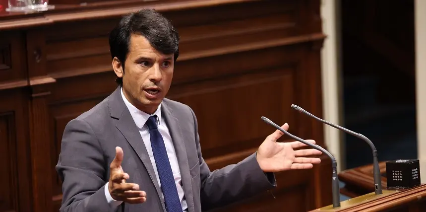 Marcos Bergaz durante su intervención en el Parlamento de Canarias.