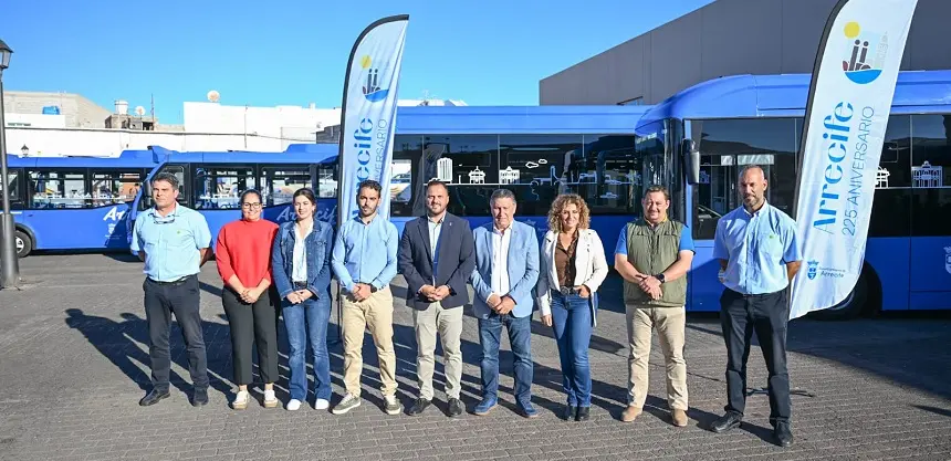 Concejales del Ayuntamiento de Arrecife junto a las nuevas guaguas.