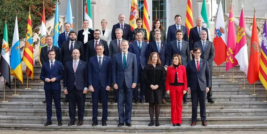 Imagen del posado de los presidentes autonómicos con el Rey y el presidente del Gobierno