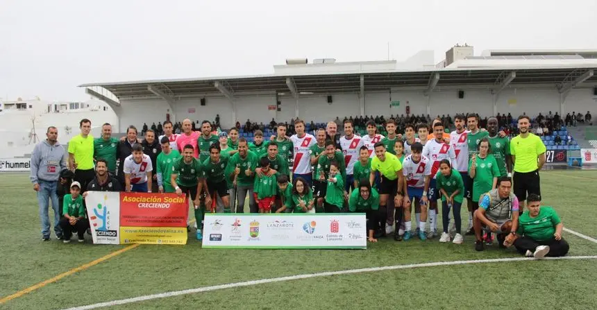 Preciosa foto de todos los participantes en el encuentro colaborando por una buena causa