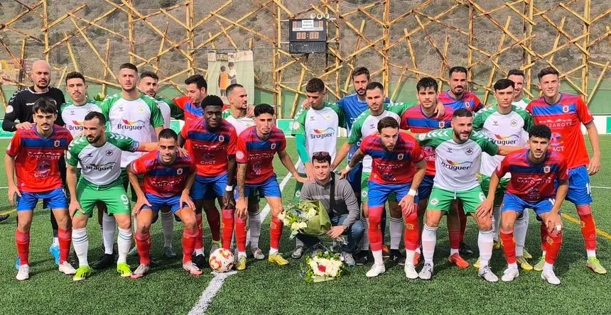 Los dos clubes posando antes del encuentro