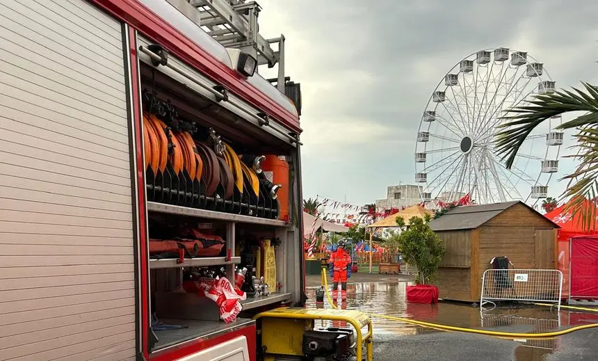Imagen de uno de los bomberos aplicando la bomba de achique.