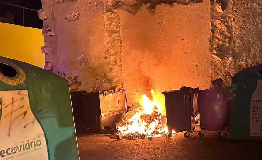 Imagen del incendio de contenedores en la calle Canalejas.