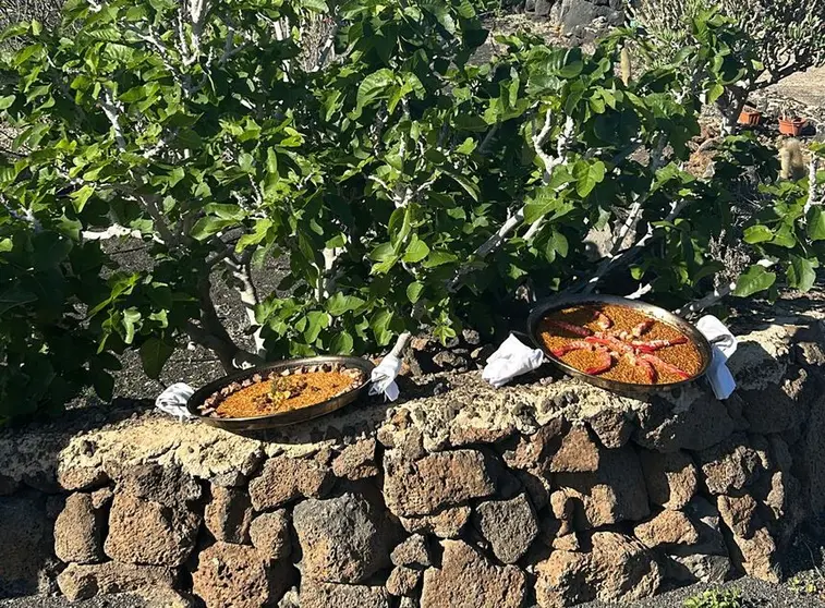 Increíble aspecto de las dos paelleras en la finca de Las Quemadas.