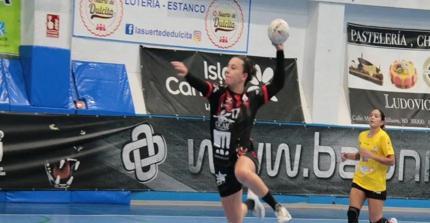 Gema Trujillo finalizando un contrataque en su choque contra el Puerto del Carmen.
