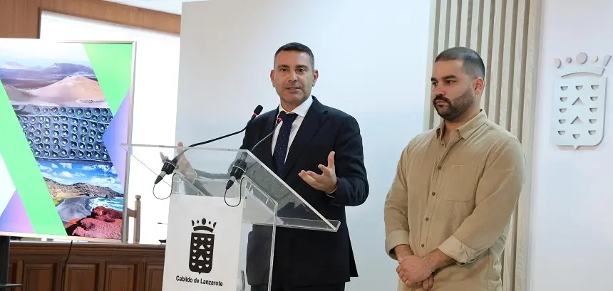 Oswaldo Betancort junto a Jesús Machín Tavio durante la presentación del borrador del PIOL.