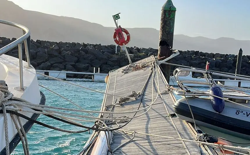 Los destrozos en el puerto de La Graciosa han sido numerosos. En la imagen uno de los pantalanes retorcido por el viento y la mala mar.