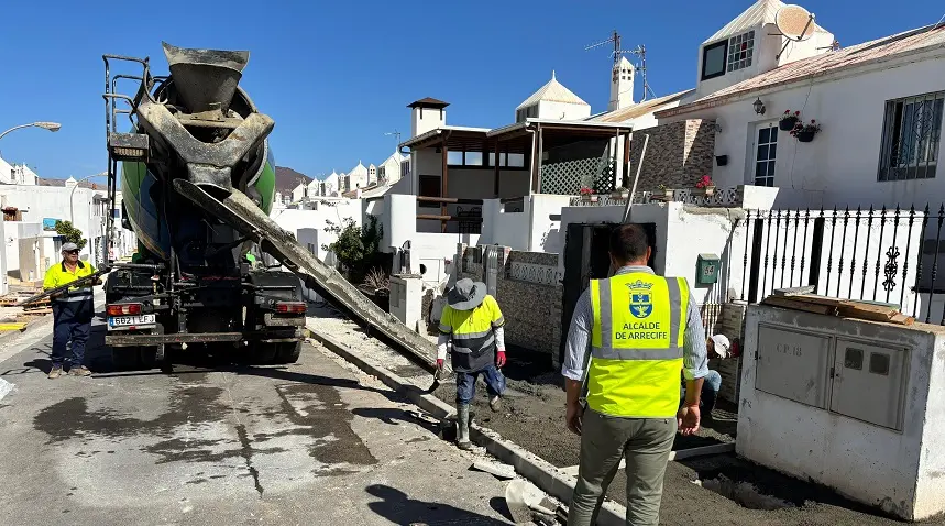 El alcalde Yonathan de León visita los trabajos de modernización en el barrio de Tinasoria 