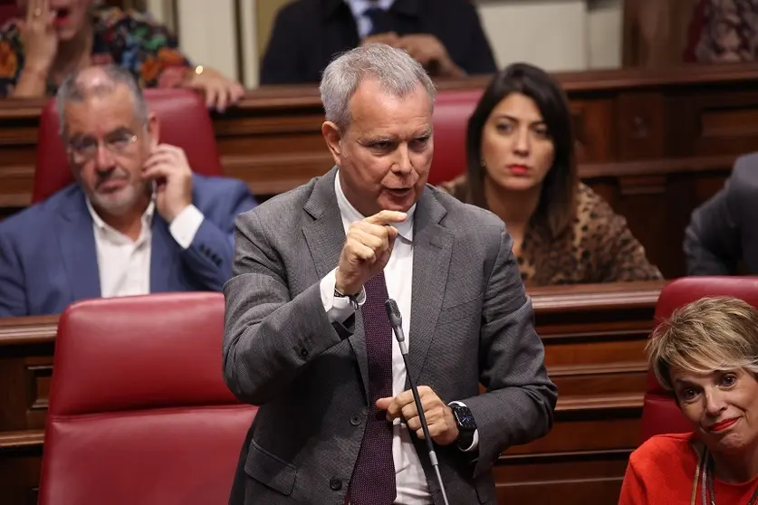 Sebastián Franquis en el Parlamento de Canarias.