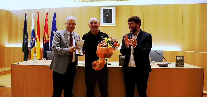 El Sporting Tías recibe la primera Medalla de Oro del Ayuntamiento de Tías.