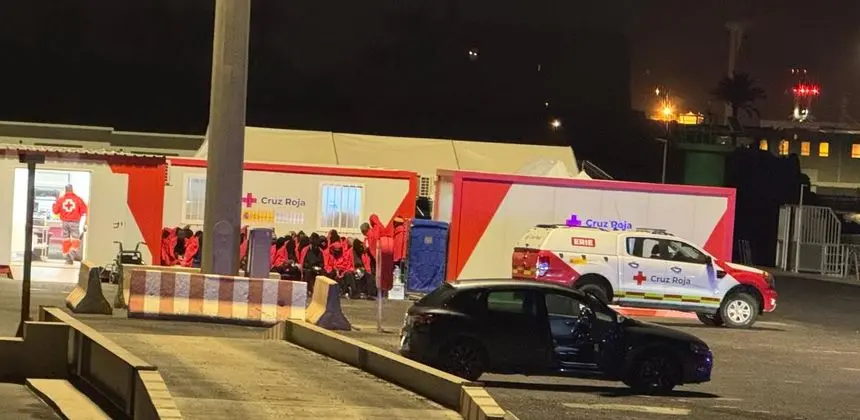 Imagen de este jueves por la mañana con parte de los inmigrantes que han llegado a Arrecife atendidos por el personal de la Cruz Roja.
