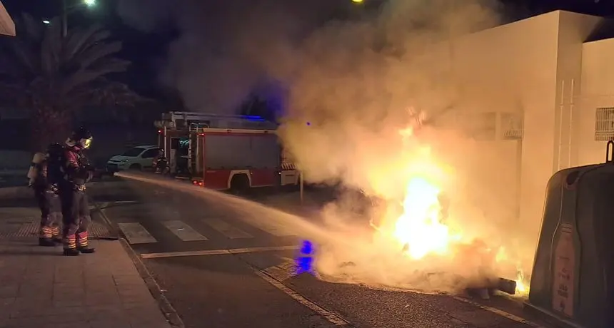 Momento de la actuación de los bomberos.