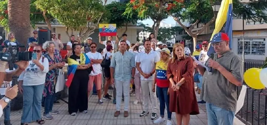 Astrid Pérez, Jacobo Medina y Yonathan de León en una concentración por Venezuela en Arrecife.