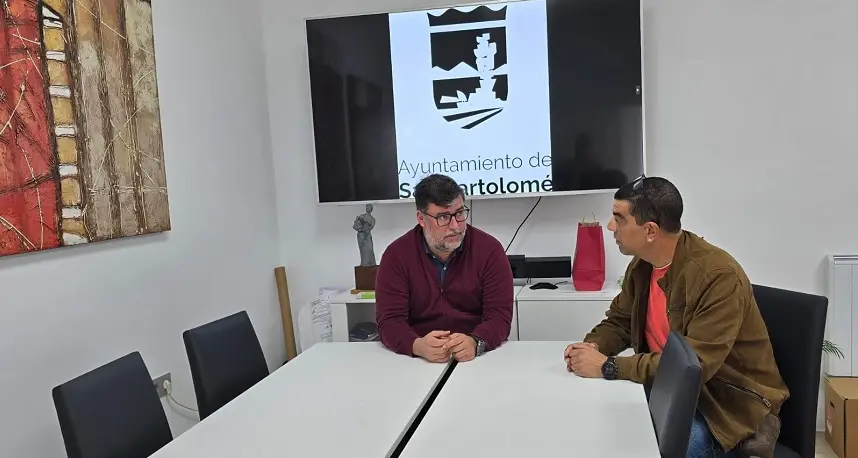 Reunión entre el alcalde de San Bartolomé y el concejal de Deportes.