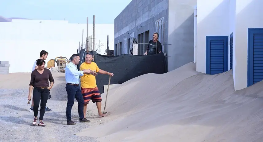 Oswaldo Betancort y Olivia Duque en su visita a La Graciosa.