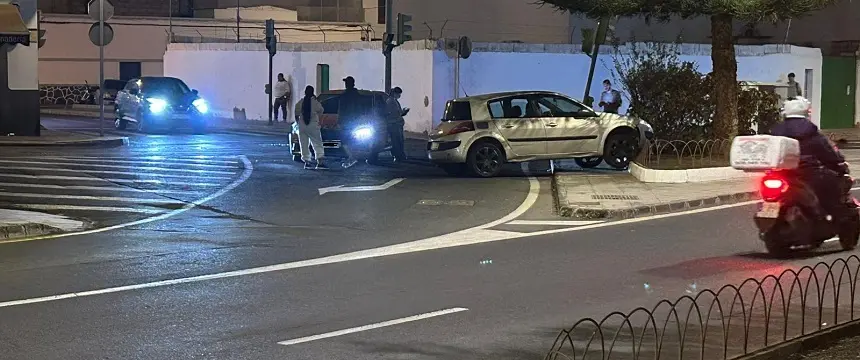Vehículos en medio de la carretera tras chocar en Arrecife.