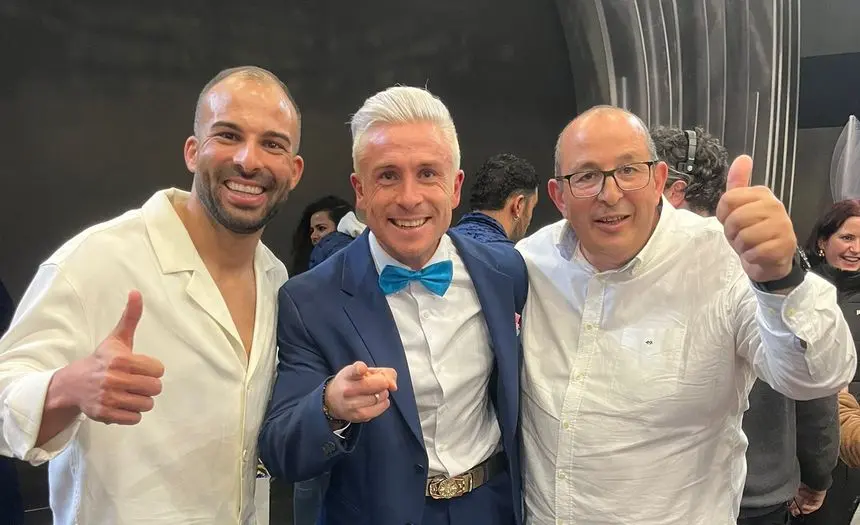 Los concejales del Ayuntamiento de Yaiza con el ganador de Gran Hermano.