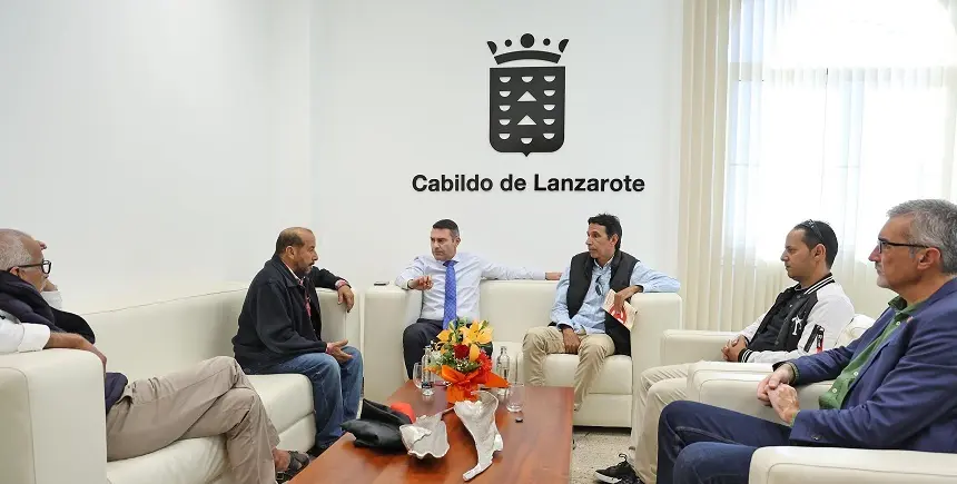 Reunión del presidente del Cabildo y Marci Acuña con la asoación de saharauis.