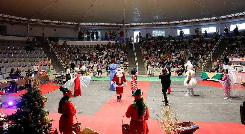 Papa Noel junto a los asistentes en el terrero Ulpiano Rodríguez.