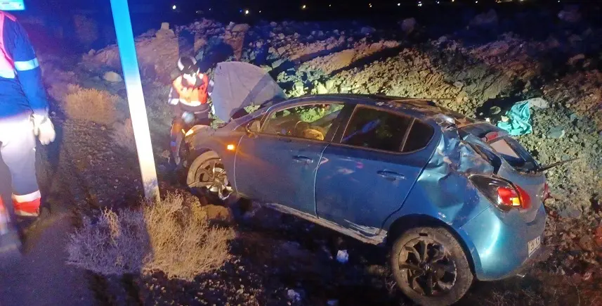 Bomberos comprobando el vehículo accidentado.