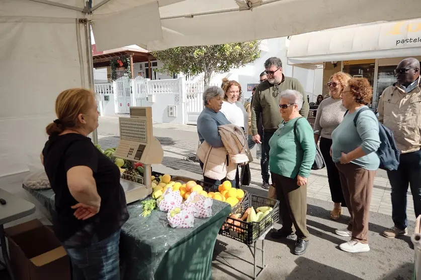 Isidro Pérez junto a concejales del Ayuntamiento de San Bartolomé en el mercadillo de Playa Honda.