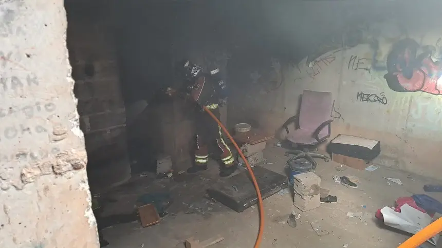 Bombero intentando sofocar uno de los incendios.