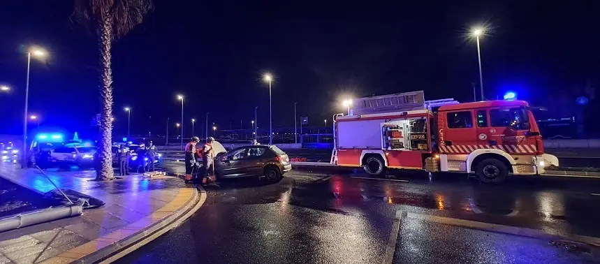 Camión de los bomberos junto al vehículo accidentado en la calle Tenderete.