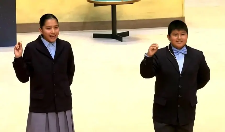 Niños de la escuela de San Ildefonso cantando el Gordo de la lotería de Navidad.