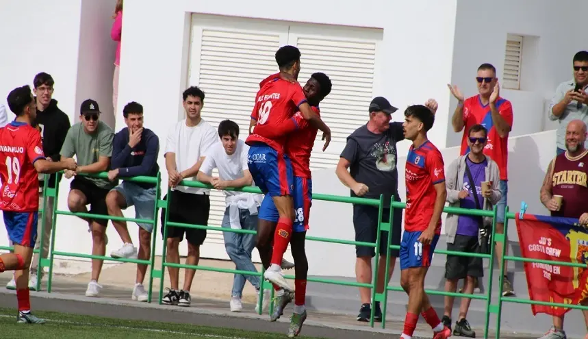 Jugadores de la Unión Deportiva Lanzarote celebrando un gol ante el Mensajero.