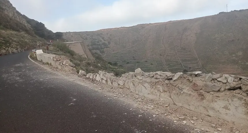 Muro caído en la LZ-10
