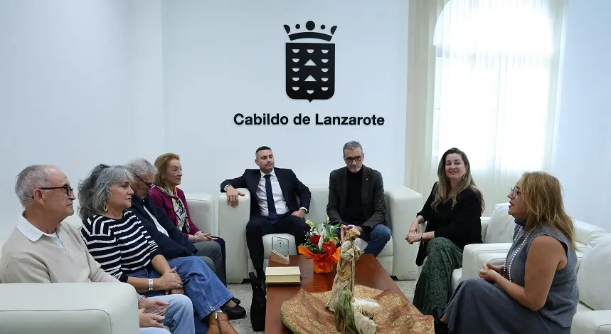 Oswaldo Betancort, Marci Acuña y Nori Machín junto a los galardonados con el premio canarias al voluntariado.