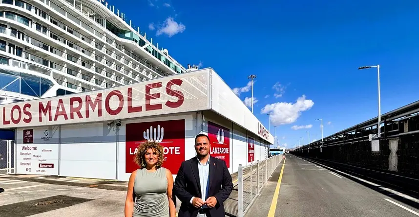El alcalde de Arrecife, Yonathan de León, y la concejala de Turismo, Eli Merino, junto a la nueva terminal de cruceros en el puerto de Los Mármoles