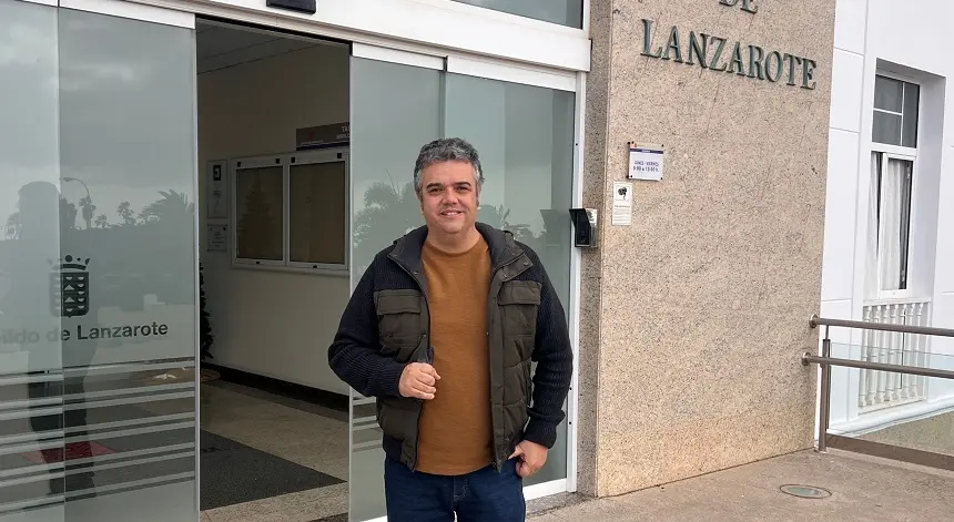 Armando Santana en la puerta del Cabildo