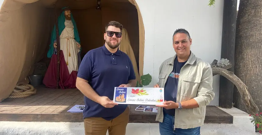 Andoni Machín haciendo entrega del premio del concurso de belenes de Teguise.