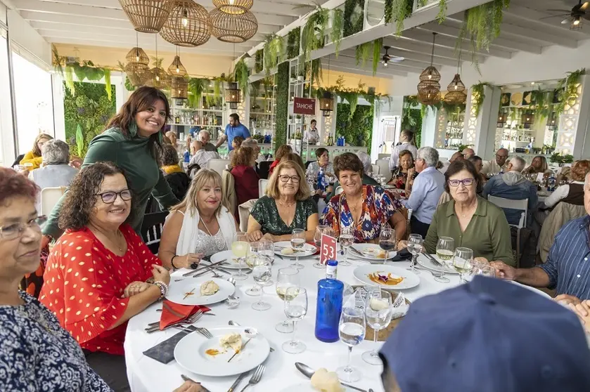 Olivia Duque junto a los mayores en el tradicional almuerzo navideño.