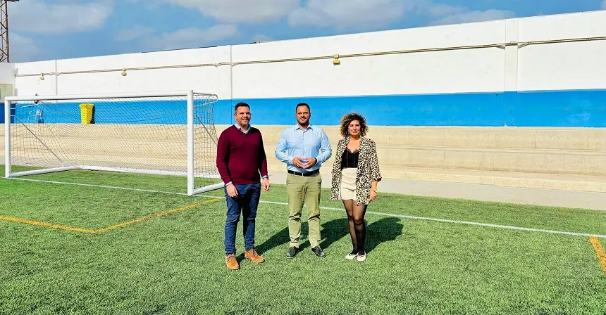 El alcalde, el vicepresidente del Cabildo, y la concejala de Deportes, esta semana en este campo municipal