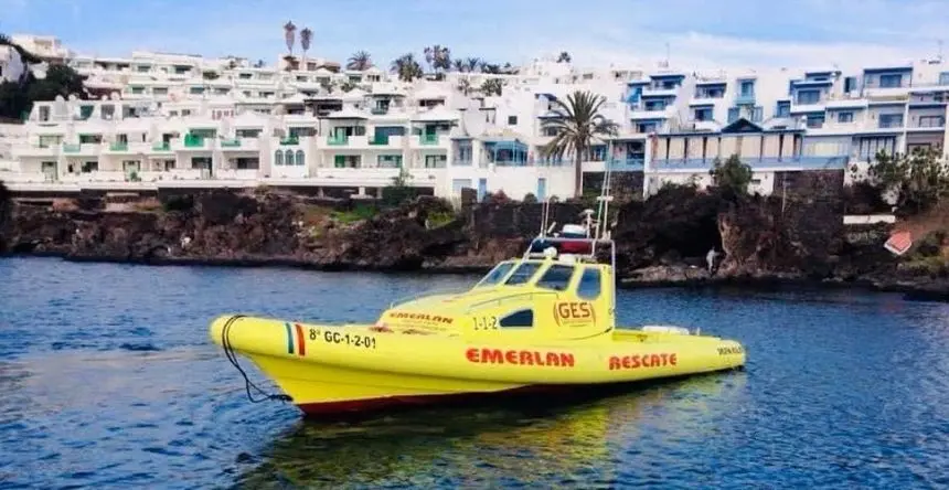 La embarcación de EMERLAN en la zona de Puerto del Carmen