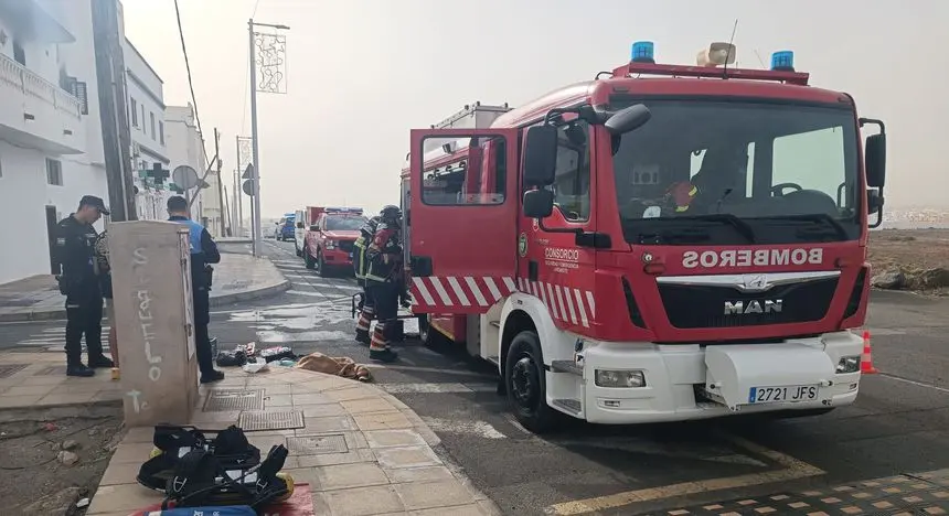 Los bomberos y los agentes de las Policías Local y Nacional tras el incendio