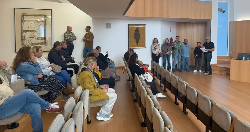 José Juan Cruz junto al resto de componentes del Gobierno de Tías junto a los trabajadores.