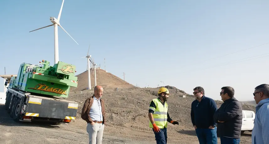 Isidro Pérez, Raúl de León y Antonio Rocio en su visita al parque eólico en desuso de Montaña Mina.