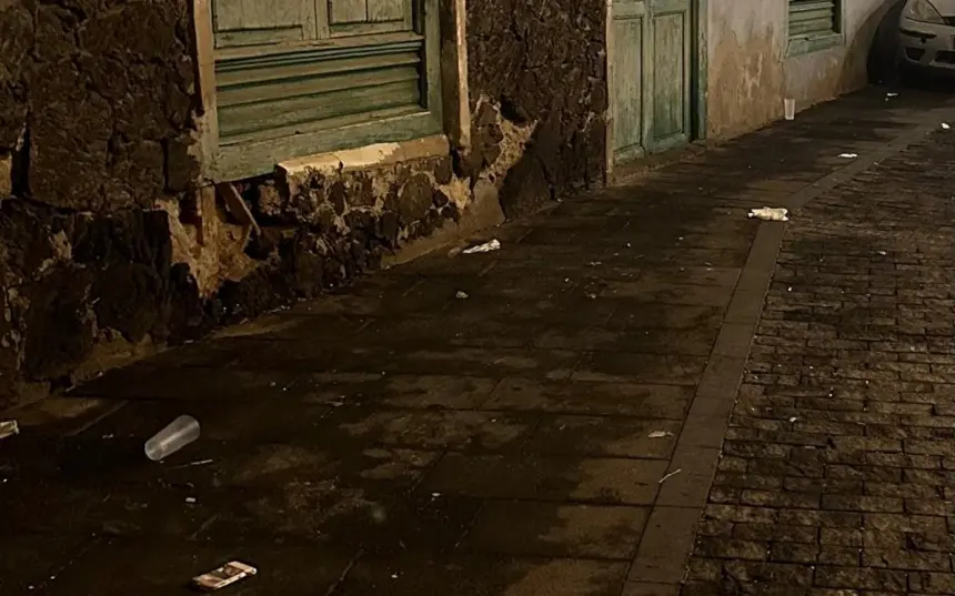 Estado de una de las calles de Arrecife tras las celebraciones.