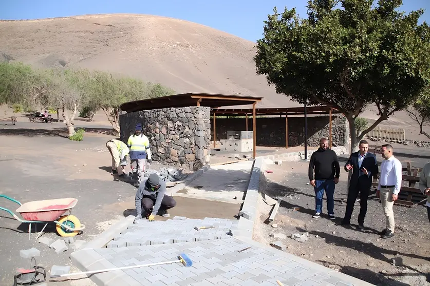 Jacobo Medina y Óscar Noda junto a las obras del merendero de La Degollada.