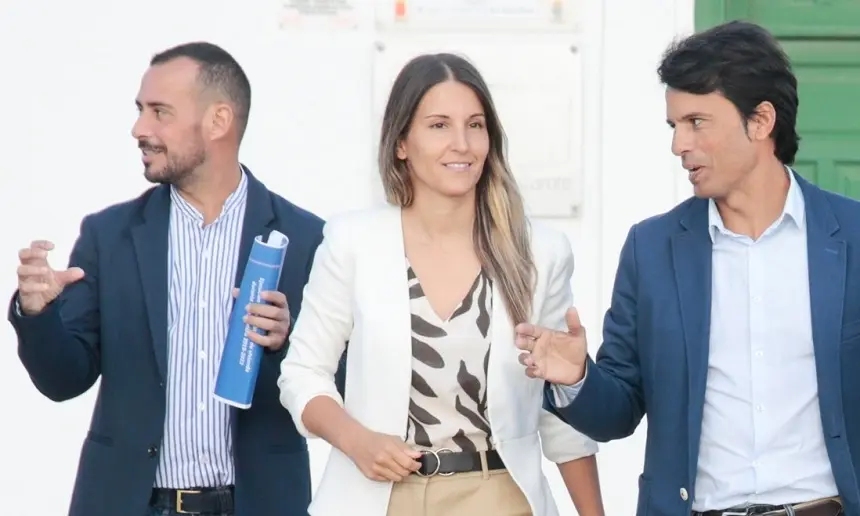 Jenifer Galaėn junto a sus compañeros Reyes y Bergaz.
