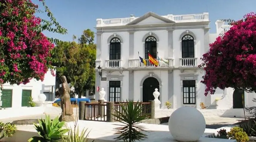 Imagen de la fachada del Ayuntamiento de Haría