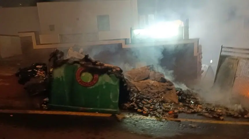 Imagen de cómo quedó uno de los contenedores de vidrio arrasado en Puerto del Carmen