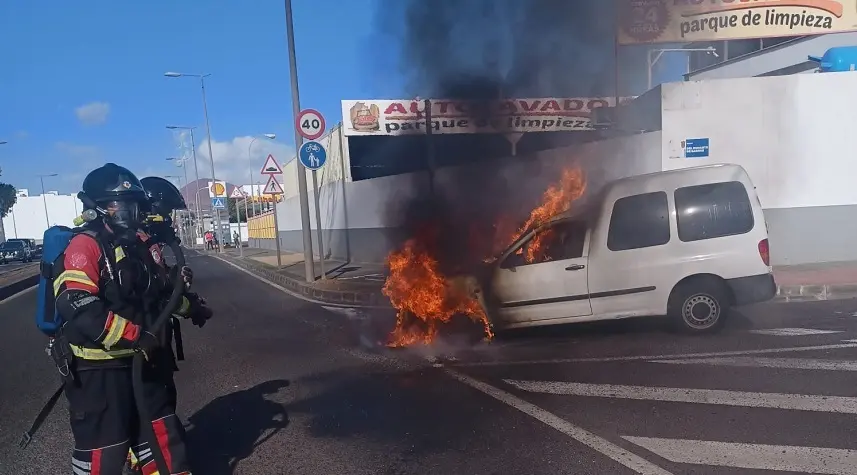 Bomberos del Consorcio durante las maniobras para apagar el fuego.