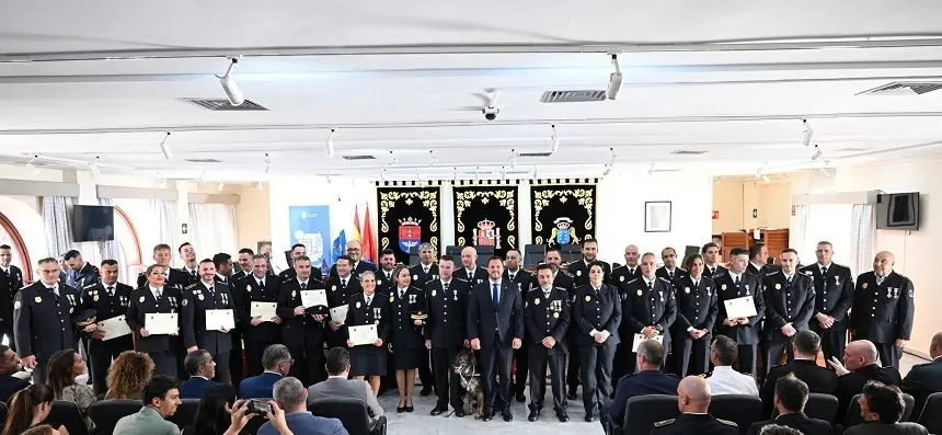 El alcalde de Arrecife junto al subcomisario Jefe de la Policía y todos los agentes condecorados en el día de la Policía Local de Arrecife