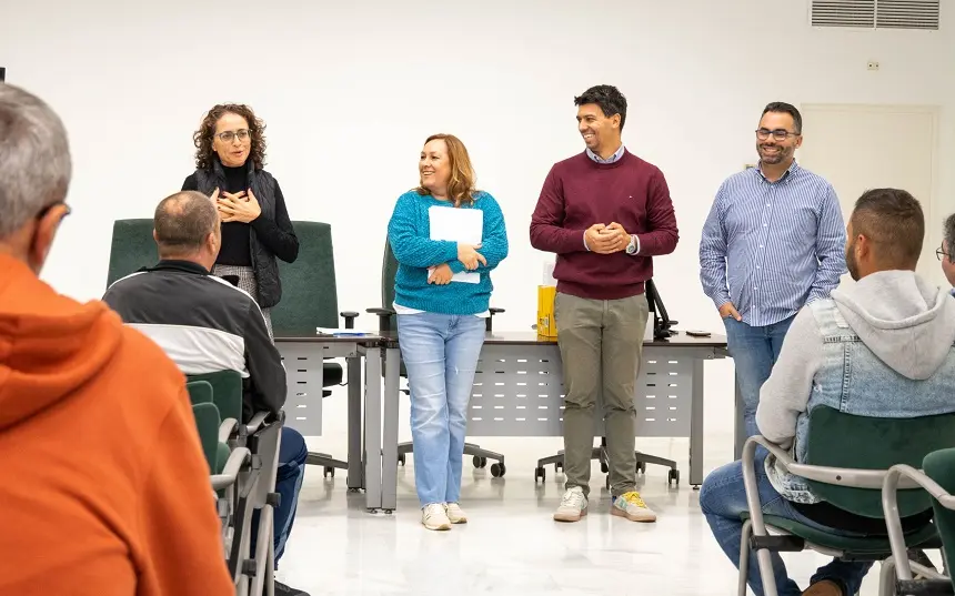 Maciot Cabrera y Echedey Eugenio junto a las personas contratadas por el Ayuntamiento de Arrecife.