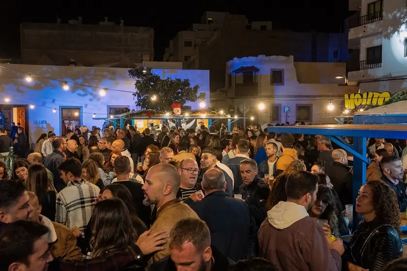 Gente en la plaza de Las Palmas durante los actos de Navidad.